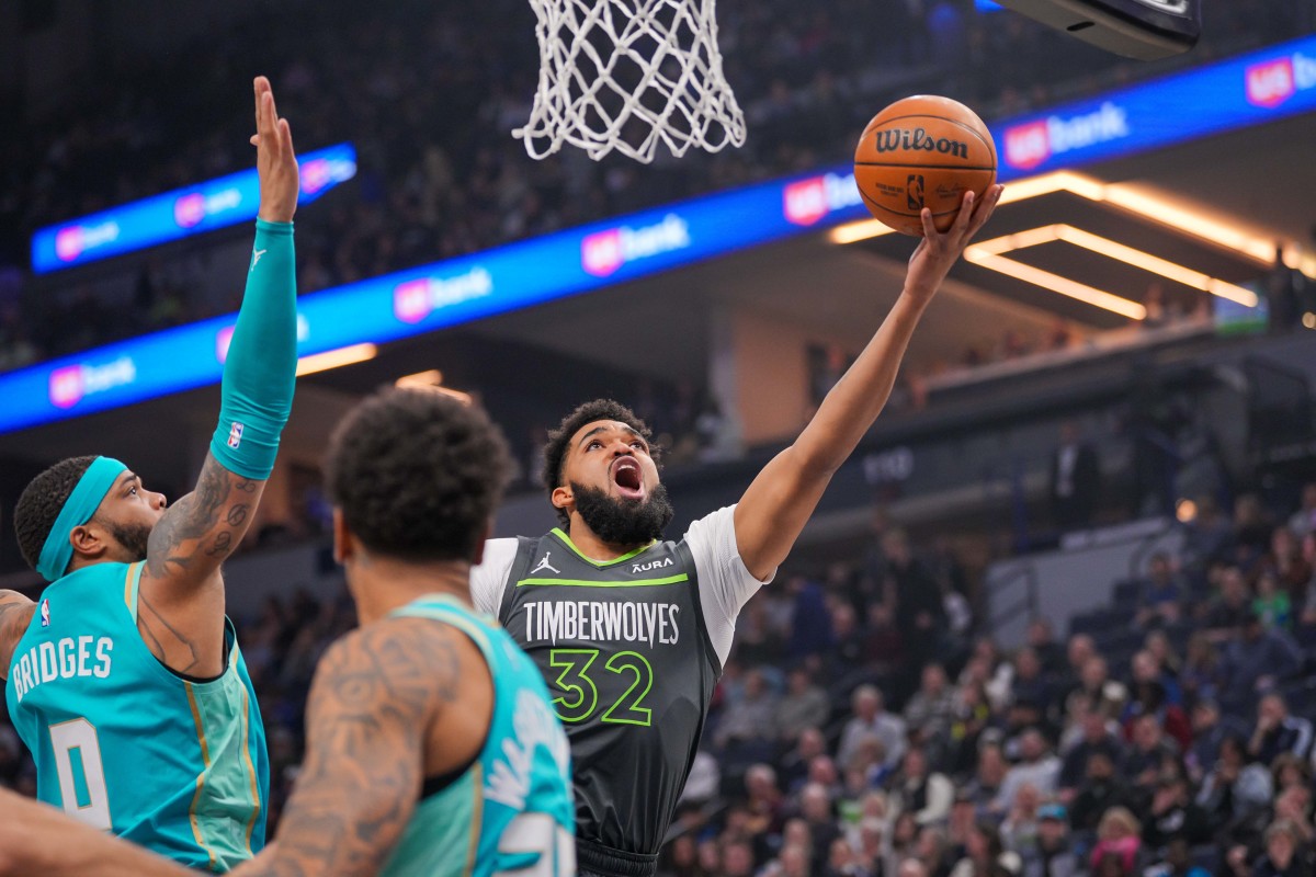 Karl-Anthony Towns shoots a layup